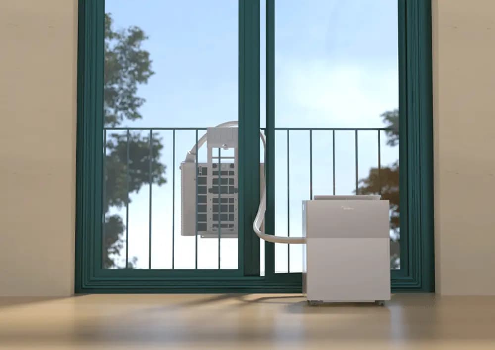 Midea PortaSplit Cool mit Innen- und Außeneinheit an einem Fenster